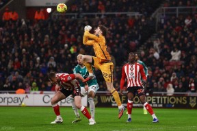 爱游戏-阿扎伦卡在利物浦比赛中绝杀，回归赛场引发热议！的简单介绍