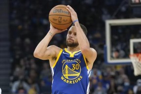 爱游戏-包含库里连续二十场比赛得分超过势不可挡，勇士挑战极限！的词条